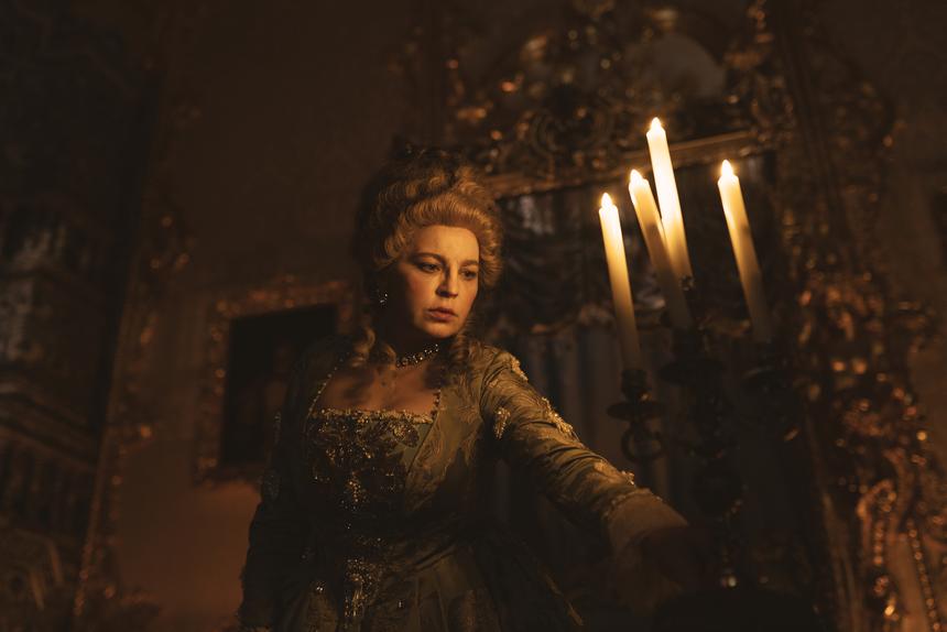 «Вы нас заливаете!»: Ирина Пегова в эксклюзивной сцене из комедийного фильма «Шальная императрица»