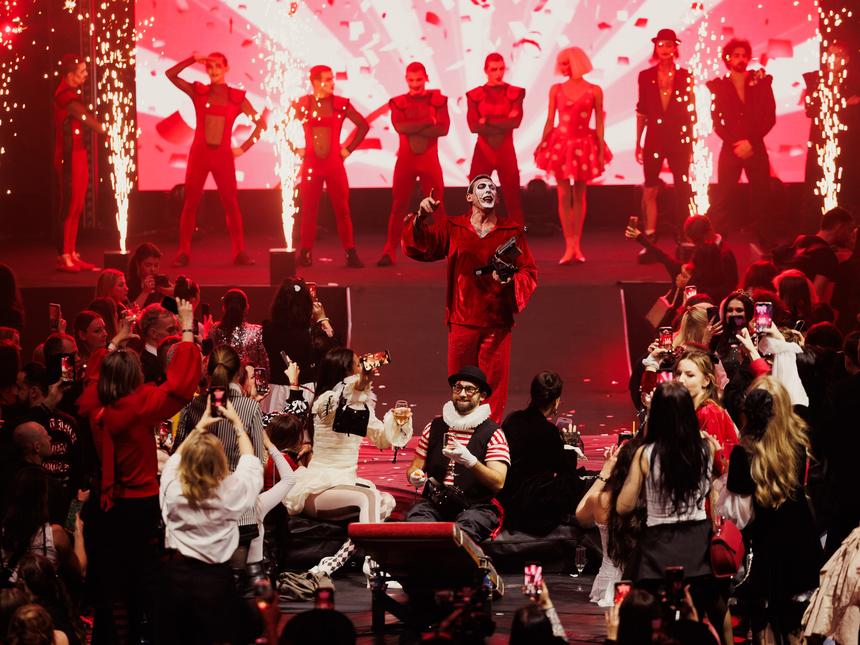 Популярные артисты и театрально-цирковое шоу: в Москве прошел главный декабрьский ивент для рекламного рынка