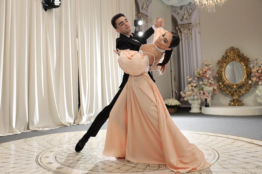 «Мне может быть больно, но я продолжаю цвести»: певица DINARA о музыкальной карьере, спорте, бизнесе и материнстве