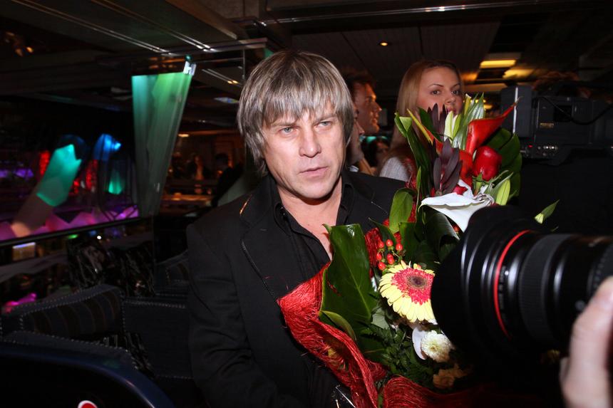 Орала, кидалась вещами, напугала детей: пьяная женщина напала на Алексея Глызина в самолете