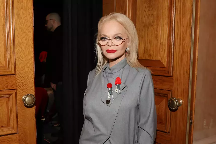 «Говорит, что не сделала ничего плохого»: Лариса Долина не собирается уходить со сцены в ближайшее время