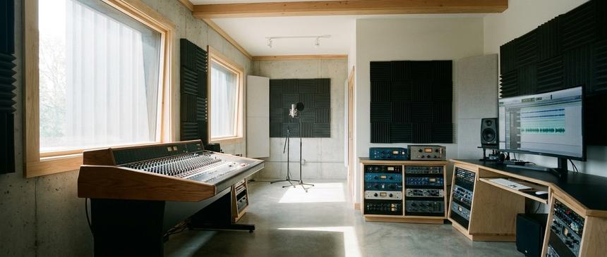 «Не обладает правами на песню»: юрист объяснила, кому принадлежит ИИ-кавер на «Седую ночь» Шатунова