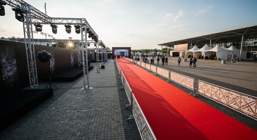 Белый парик и пижама: Ида Галич и Ева Польна удивили образами на VK Fest 2026